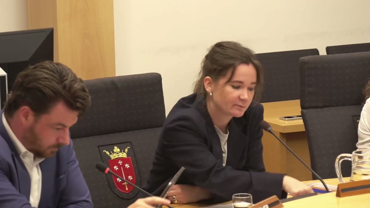 Beeld uit de opname van de vragenuur raad van Haarlem