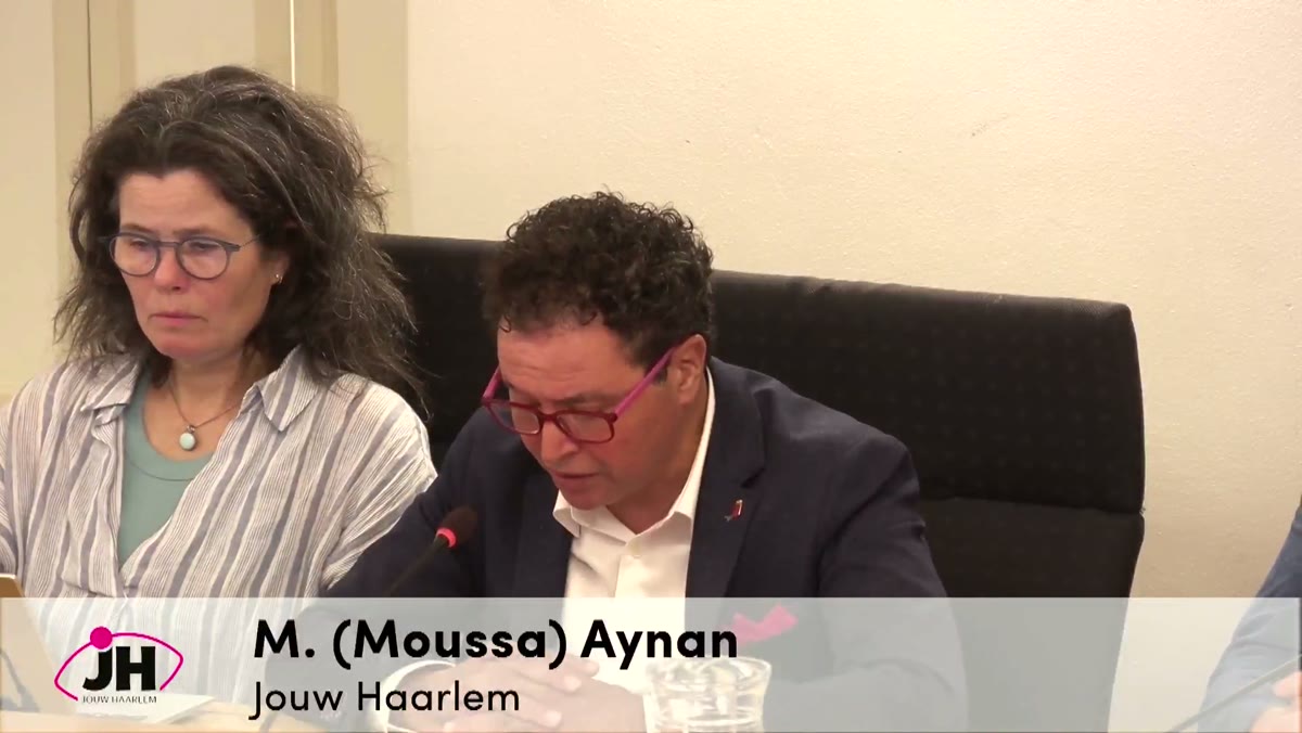 Beeld uit de opname van de vragenuur commissies van Haarlem