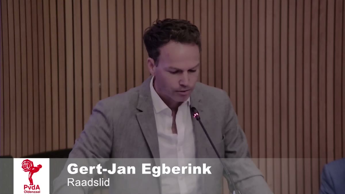 Beeld uit de opname van de gemeenteraad (raadzaal stadhuis) van Oldenzaal
