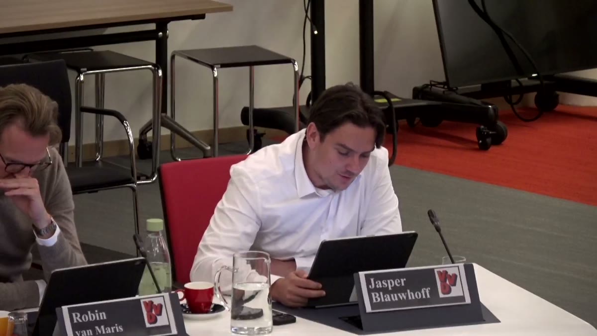 Beeld uit de opname van de gemeenteraad van Lisse