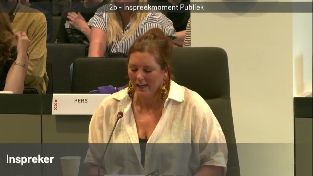 Beeld uit de opname van de raadscommissie middelen en kunst van Amsterdam