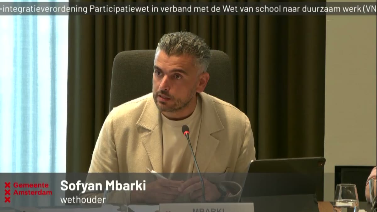 Beeld uit de opname van de raadscommissie sociaal van Amsterdam