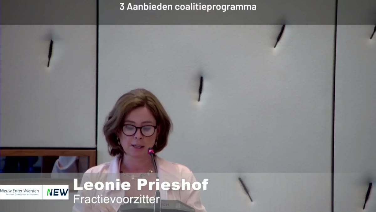 Beeld uit de opname van de extra gemeenteraadsvergadering van Wierden