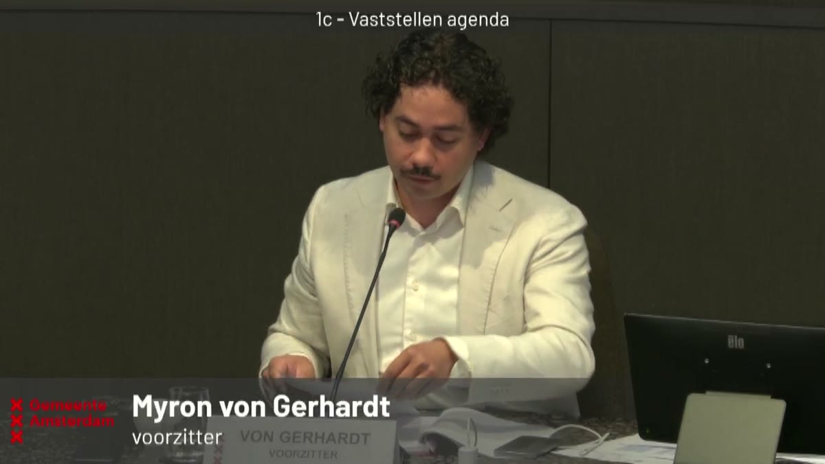 Beeld uit de opname van de tijdelijke algemene raadscommissie van Amsterdam