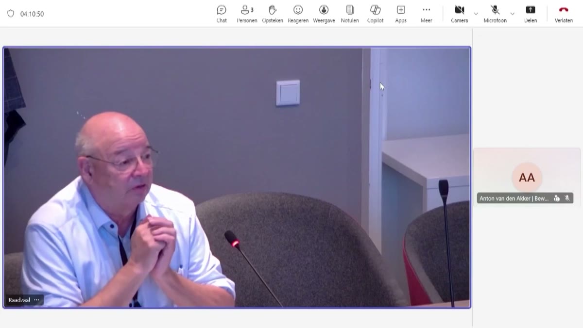 Beeld uit de opname van de raadsavond: raadzaal van Best
