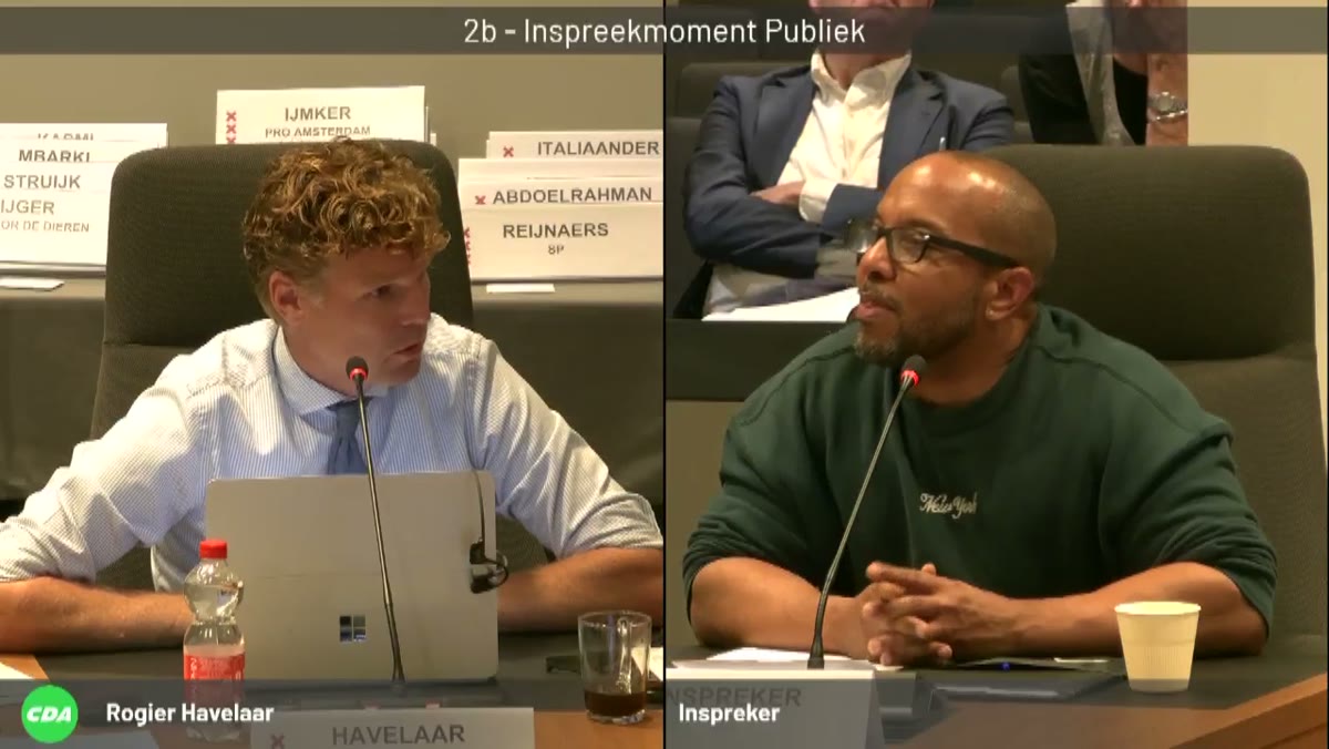 Beeld uit de opname van de raadscommissie huisvesting van Amsterdam