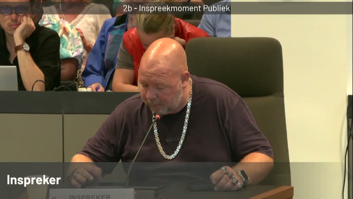 Beeld uit de opname van de raadscommissie bestuur en veiligheid van Amsterdam