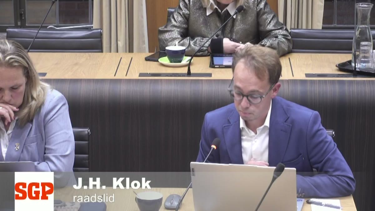 Beeld uit de opname van de raadscommissie (raadzaal) van Katwijk