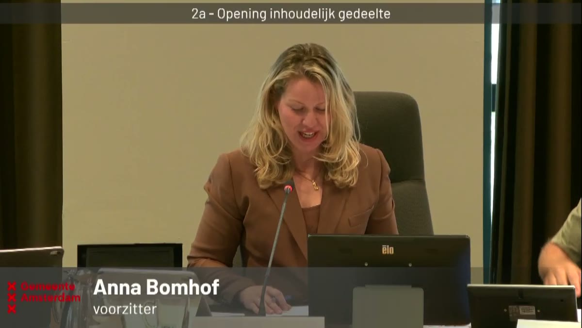 Beeld uit de opname van de raadscommissie mobiliteit van Amsterdam