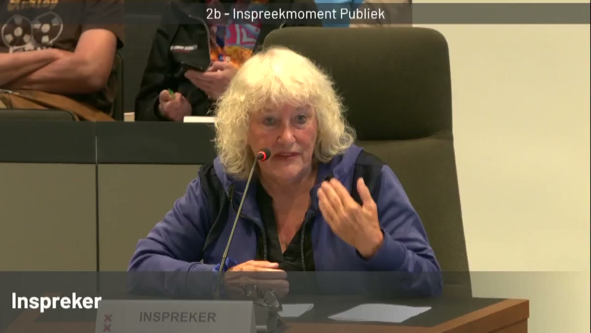 Beeld uit de opname van de raadscommissie huisvesting van Amsterdam