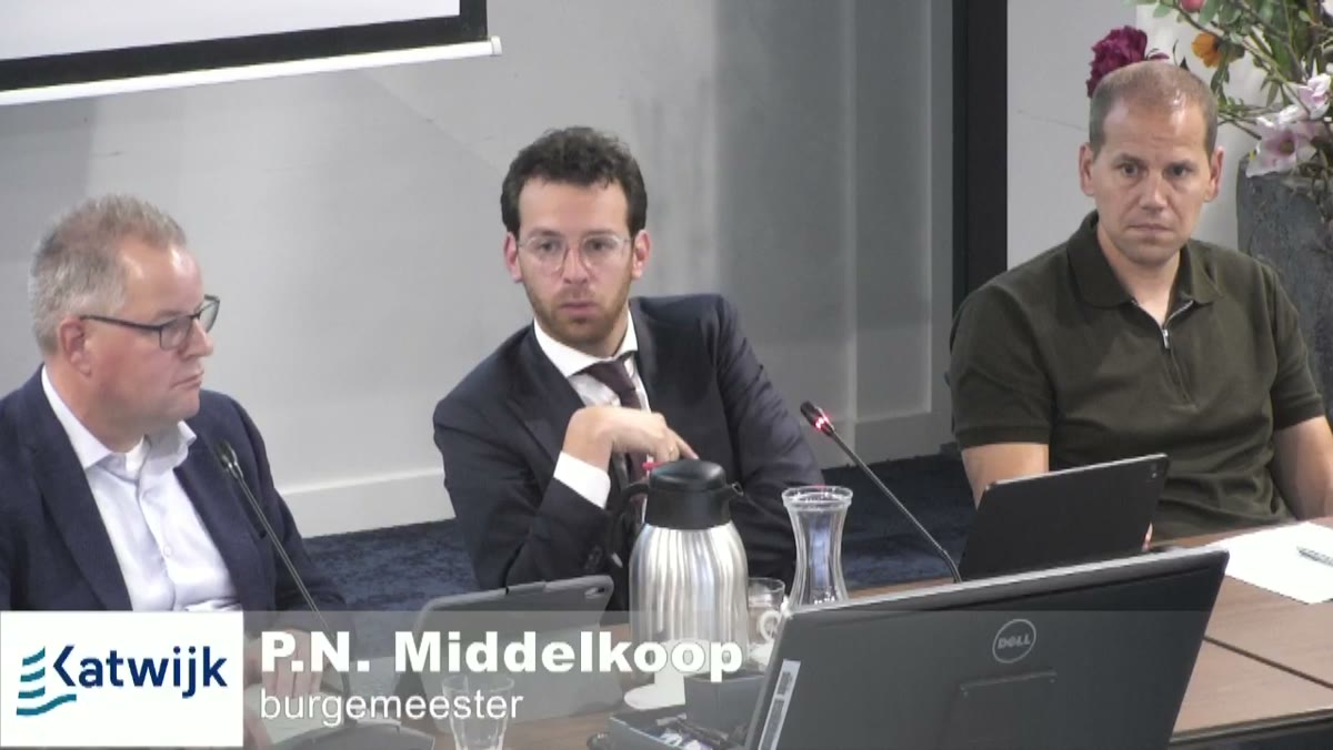 Beeld uit de opname van de raadscommissie (burgerzaal) van Katwijk